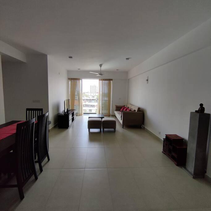 Modern Apartment In Close Proximity To The Beach 콜롬보 외부 사진